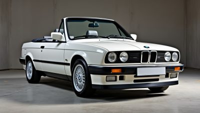 découvrez cette bmw e30 325i cabriolet de 1986 en alpine white, un exemplaire de collection au charme intemporel.